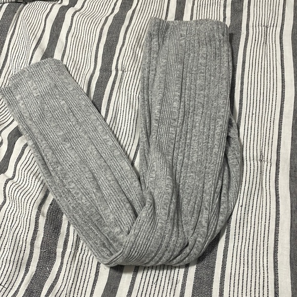 Gray leggings, barley worn, soft and high waisted. - Picture 1 of 6